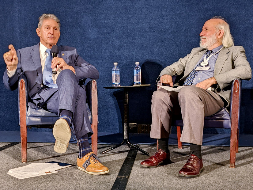 At the ACEEE Energy Efficiency Policy Forum, Sen. Joe Manchin (left) talks with ACEEE Executive Director Steven Nadel.